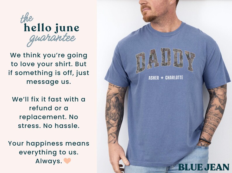 K&ouml;nnte beinhalten: Blaues Jeans-T-Shirt mit dem Wort "DADDY" in einem Camouflage-Design auf der Brust. Darunter stehen die Namen "Asher" und "Charlotte". Das Shirt hat kurze &Auml;rmel und einen Rundhalsausschnitt.