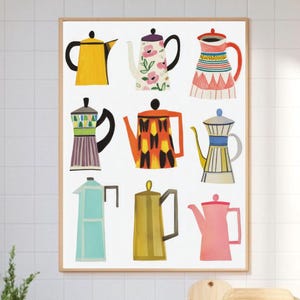 Puede incluir: Una impresión colorida de nueve cafeteras diferentes en varios estilos y colores. La impresión está enmarcada y colgada en una pared de azulejos blancos en una cocina.