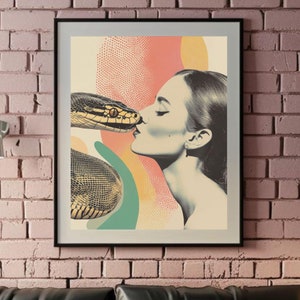 Puede incluir: Un sofá de cuero negro con un cojín de tiro rosa y un cojín estampado en blanco y negro. Una mesa de café redonda con un libro y un jarrón de flores blancas se encuentra frente al sofá. Un puf marrón se encuentra frente al sofá. Una impresión enmarcada de una mujer con una serpiente sobre un fondo colorido cuelga de una pared de ladrillo.