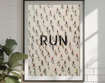 Pode incluir: Um pôster emoldurado preto com fundo branco e uma imagem em preto e branco de muitas pessoas correndo. A palavra "RUN" está impressa em letras pretas no centro da imagem.