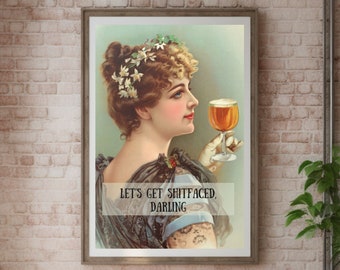 Puede incluir: Una impresión de estilo vintage con una mujer sosteniendo un vaso de cerveza. La impresión tiene un fondo azul claro y el texto "Let's get shitfaced, darling".