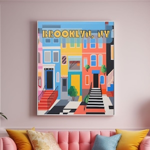 Puede incluir: Una sala de estar rosa con un sof&aacute; rosa, una mesa de caf&eacute; y una l&aacute;mpara. La pared detr&aacute;s del sof&aacute; tiene una impresi&oacute;n enmarcada de edificios coloridos con el texto "BROOKLYN, NY".