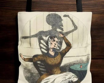 Op de afbeelding: Een witte tote bag met zwarte handvatten heeft een vintage illustratie van een vrouw met een skeletachtige schaduw achter haar. De vrouw draagt een bruine jurk en een witte muts. De schaduw reikt naar haar met een skeletachtige hand.
