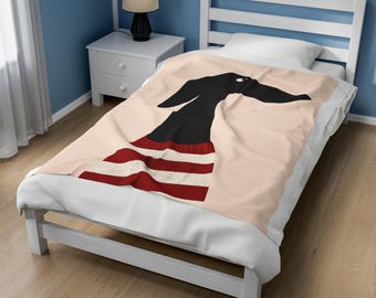 Könnte beinhalten: Eine weiße und rot gestreifte Kuscheldecke mit einer schwarzen Silhouette eines Hundes, der einen Pullover trägt. Der Kopf des Hundes ist zur Seite gedreht und seine Augen sind sichtbar.