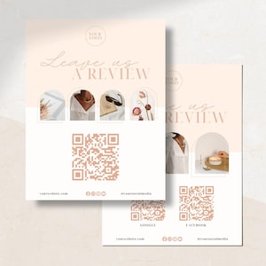 Puede incluir: Un cartel imprimible blanco y beige con el texto "Leave us a review" en una fuente cursiva. El cartel presenta un código QR, una dirección de sitio web y iconos de redes sociales. El cartel también incluye cuatro pequeñas imágenes de productos, incluyendo joyas, un libro y flores.