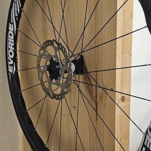 Suporte de parede para roda de bicicleta