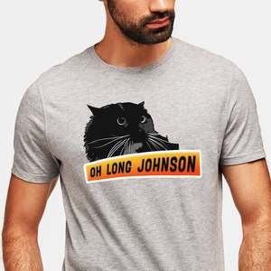 Könnte beinhalten: Ein graues T-Shirt mit einem schwarzen Katzenbild und dem Text "OH LONG JOHNSON" in einem gelben und orangenen Banner.