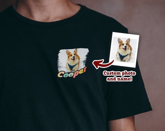 Może przedstawiać: Czarna koszulka z niestandardowym zdjęciem psa rasy corgi i imieniem "Cooper". Widoczny jest również dodatkowy obraz z tekstem "Custom photo and name!". Jest to spersonalizowany przedmiot.