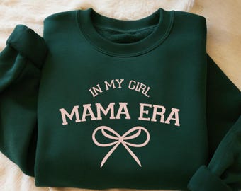 Sudadera bordada "In My Girl Mama Era", camisa "Coquette Mama"