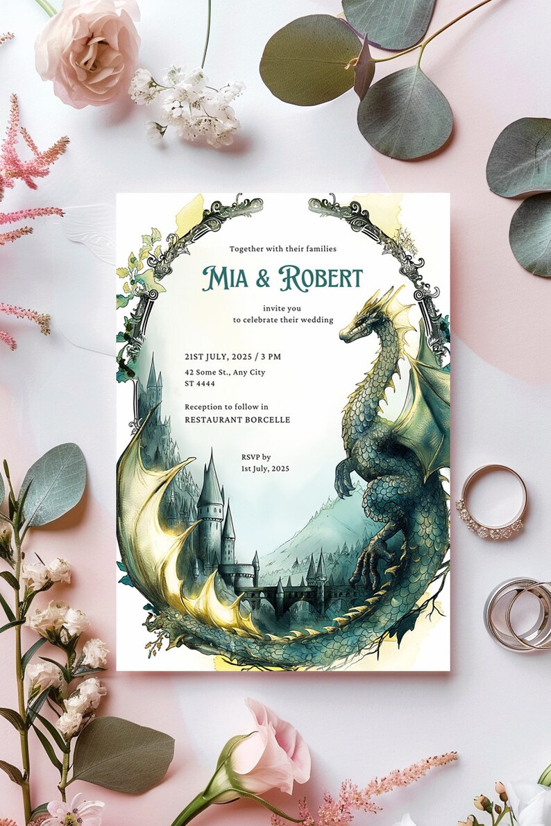 K&ouml;nnte beinhalten: Hochzeitseinladung mit einem gr&uuml;nen Drachen und einem Schloss im Hintergrund. Die Einladung lautet "Gemeinsam mit ihren Familien laden Mia & Robert Sie ein, ihre Hochzeit zu feiern am 21. Juli 2025 um 15:00 Uhr 42 Some St., Any City ST 4444 Empfang im Anschluss im RESTAURANT BORCELLE RSVP bis zum 1. Juli 2025"