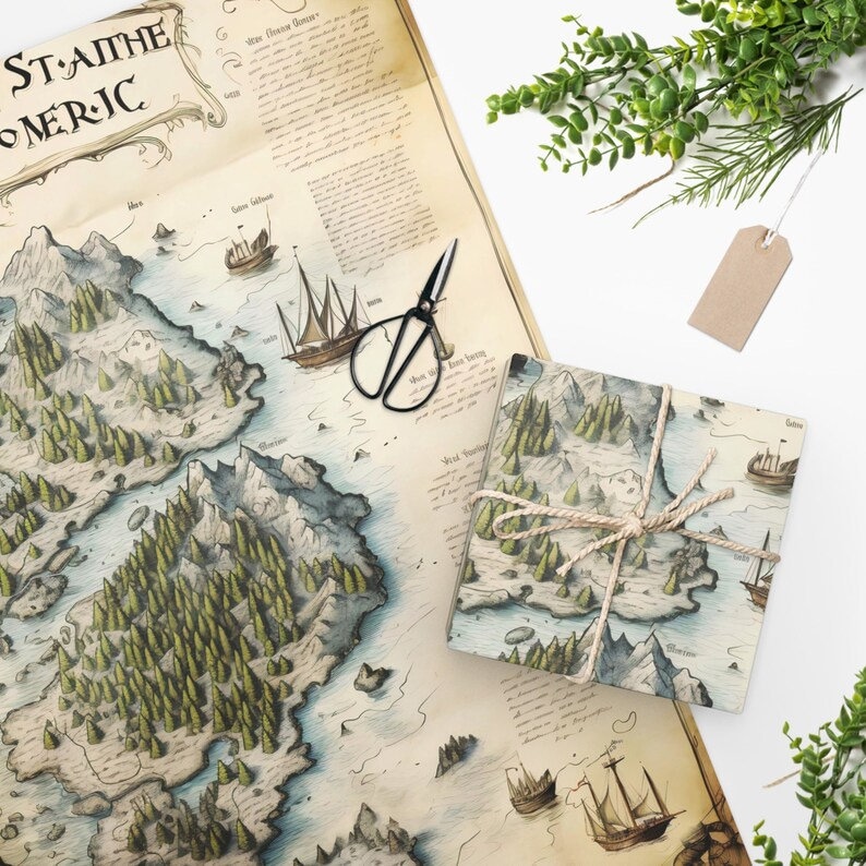 Puede incluir: Un mapa de estilo vintage de una isla con un bosque, monta&ntilde;as y una costa. El mapa est&aacute; impreso en papel marr&oacute;n con un aspecto descolorido y antiguo. El mapa est&aacute; envuelto alrededor de una peque&ntilde;a caja de regalo con cuerda.