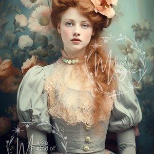 以下が含まれることがあります： 長い赤い髪の女性は、レースの襟と真珠のネックレスが付いた薄い青色のドレスを着ています。彼女は髪に花冠を付けており、花の背景にポーズをとっています。テキスト「it's a kind of magic」は白い花の輪の中に書かれています。