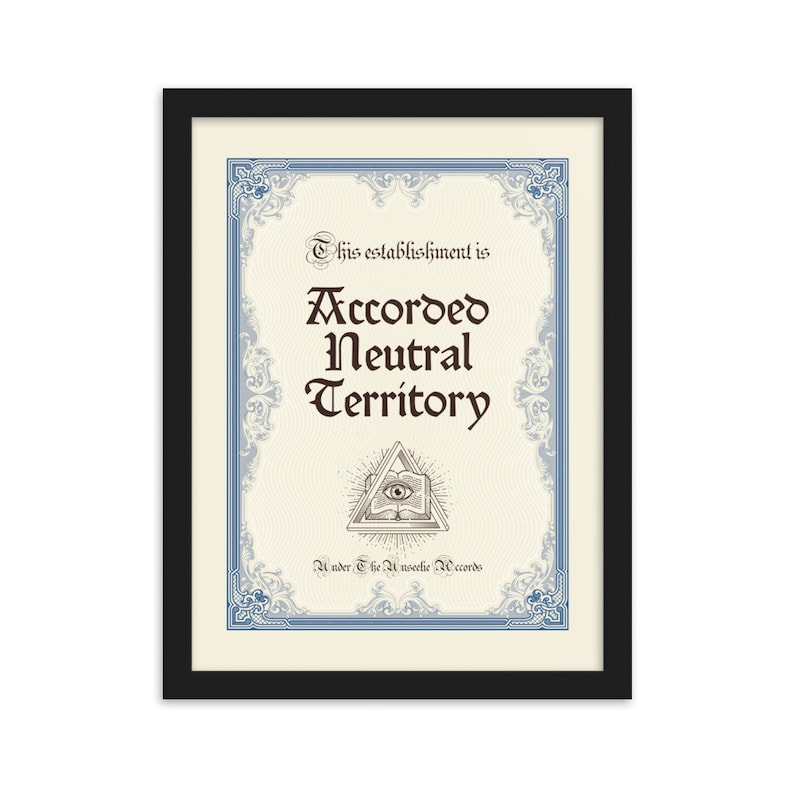 Op de afbeelding: Een ingelijst afdruk met een blauwe en witte rand. De afdruk heeft een decoratief ontwerp met de tekst "This establishment is Accorded Neutral Territory" en een afbeelding van een oog in een driehoek.