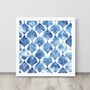 Puede incluir: Una impresión enmarcada con un patrón de acuarela azul y blanco de formas florales estilizadas. El patrón se repite en toda la impresión.