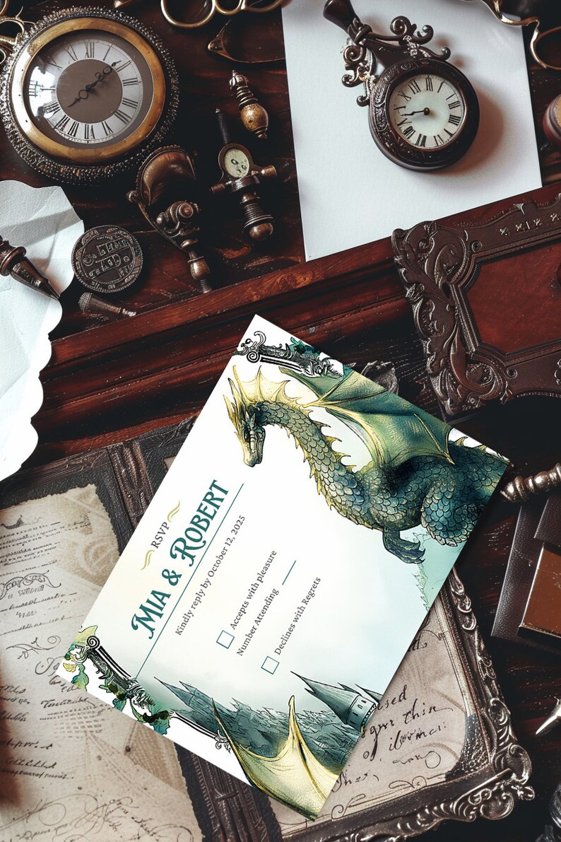 K&ouml;nnte beinhalten: Eine Hochzeit RSVP-Karte mit einer Illustration eines gr&uuml;nen und goldenen Drachen. Die Karte hat einen wei&szlig;en Hintergrund und den Text "RSVP MIA & ROBERT Bitte antworten Sie bis zum 12. Oktober 2025 Akzeptiert mit Vergn&uuml;gen Anzahl der Teilnehmer Lehnt mit Bedauern ab".