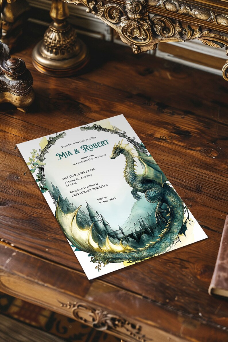 K&ouml;nnte beinhalten: Eine Hochzeitseinladung mit einer Illustration eines gr&uuml;nen und goldenen Drachen. Die Einladung enth&auml;lt die Namen "Mia & Robert" und das Datum "21. Juli 2025".