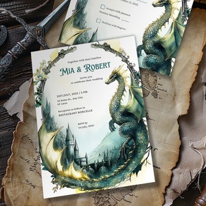 K&ouml;nnte beinhalten: Eine Hochzeitseinladung mit einer Illustration eines gr&uuml;nen und goldenen Drachen. Die Einladung zeigt im Hintergrund ein Schloss und den Text "MIA & ROBERT" in einer dekorativen Schriftart. Die RSVP-Frist ist der 12. Oktober 2025. Die Hochzeit findet am 21. Juli 2025 um 15:00 Uhr statt. Die Hochzeit findet im 42 Some St., Any City, ST 4444 statt. Der Empfang findet im RESTAURANT BORCELLE statt. Die RSVP-Frist ist der 1. Juli 2025.