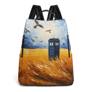 Op de afbeelding: Een blauwe en witte politiekooi staat in een veld met gele tarwe. De lucht is blauw met witte wolken en er vliegen verschillende vogels over. De politiekooi is een populair symbool uit de Britse sciencefiction-televisieserie Doctor Who.