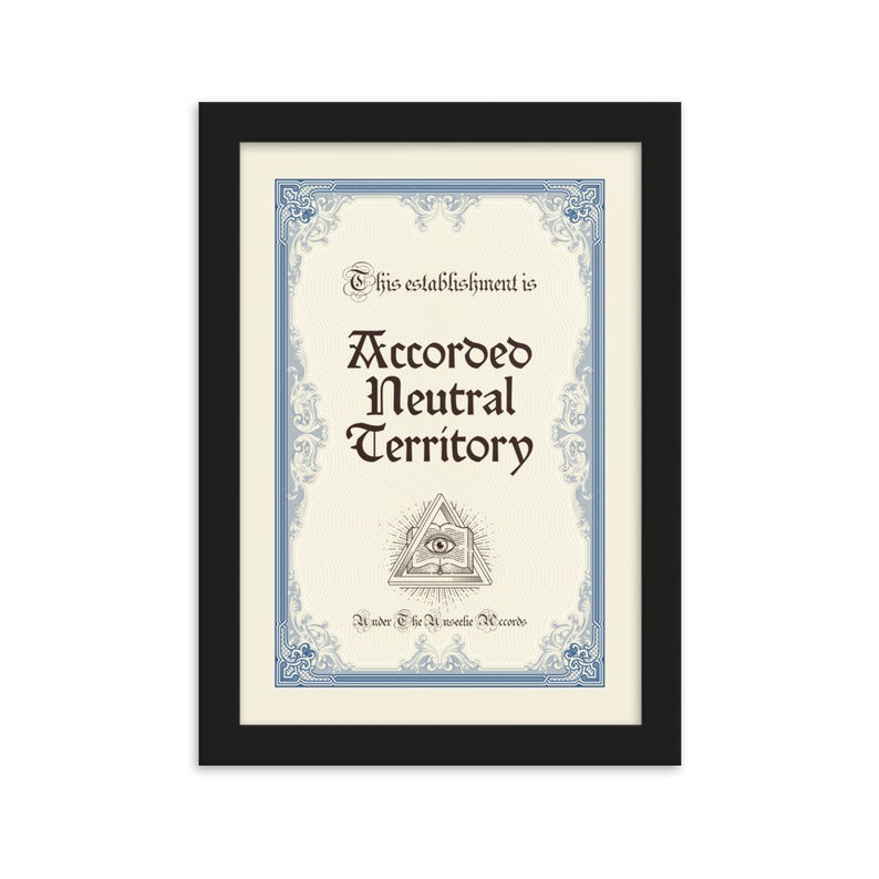 Op de afbeelding: Een ingelijst afdruk met een decoratieve rand in blauw en wit. De afdruk heeft een vintage ontwerp met de tekst "This establishment is Accorded Neutral Territory" en een symbool van een alziend oog.