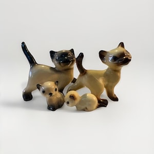 Hagen Renaker Siamese cat Figurines. set of 4 Miniature Ceramic Playful cats kittens   Collectible. Dollhouse