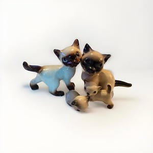 Hagen Renaker Siamese cat Figurines. set of 4 Miniature Ceramic Playful cats kittens   Collectible. Dollhouse