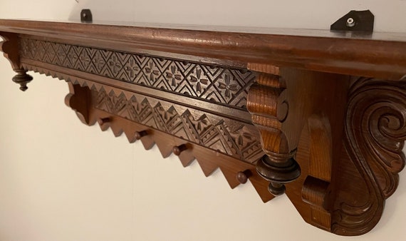 Hanging kitchen shelf, Antigue with carvings. Nice antique shelf that gives a good atmosphere in the kitchen