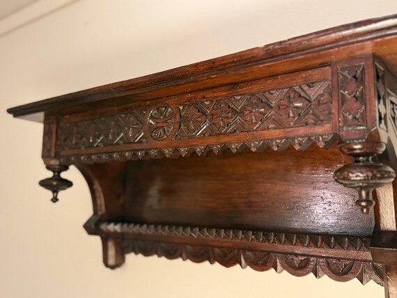 Hanging kitchen shelf, Antigue with carvings. Nice antique shelf that gives a good atmosphere in the kitchen