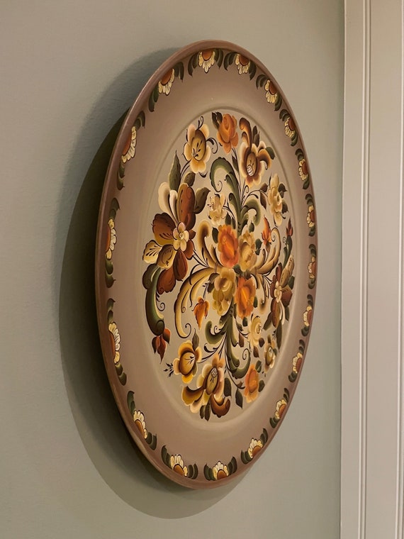Hand-Painted Rose Wall Shield: Elegant Wall Decor