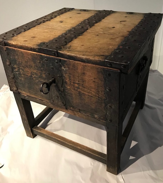 Ferdaskrin - Norwegian antique Travel box