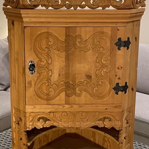 Corner Cabinet Antique-Inspired : Detailed Carvings and Acantus Design - Instant Charm!