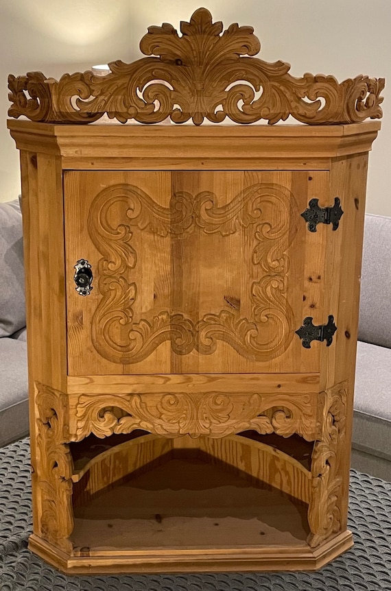 Corner Cabinet Antique-Inspired : Detailed Carvings and Acantus Design - Instant Charm!