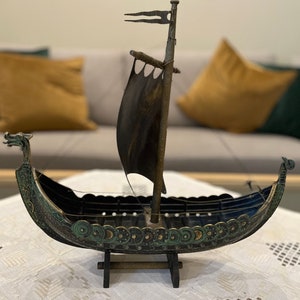 Vintage geïnspireerd Vikingschipbeeld in brons met rustieke patinaafwerking - Scandinavische kunst