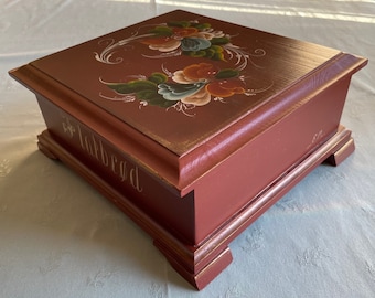 Unique Rose-Painted Flatbread Basket - Stylish and Functional Tableware