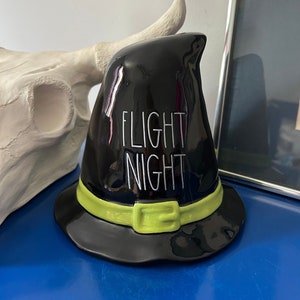 Rae Dunn Flight Night Schwarz und Grün Hexenhut Halloween Dekoration