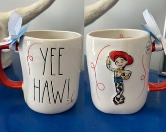 Taza de doble cara con el mensaje "YEE HAW!" de Jessie, Toy Story, de Rae Dunn, Disney Pixar