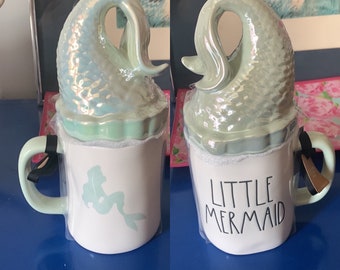 Tazza Disney Rae Dunn la Sirenetta Ariel con coperchio sormontato da una coda di sirena iridescente