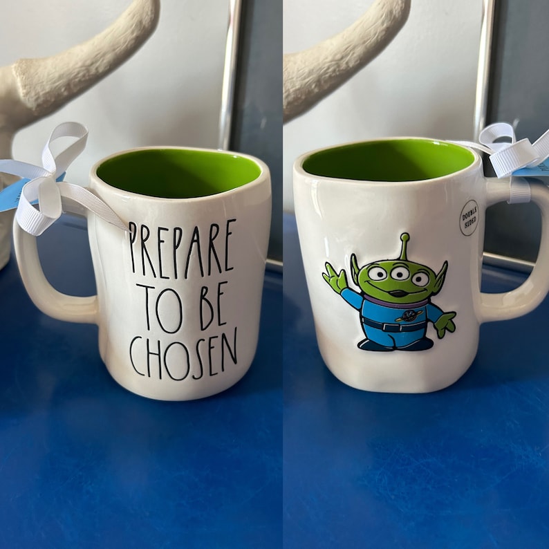 Rae Dunn Disney Pixar Toy Story Alien Förbered dig på att bli utvald dubbelsidig mugg bild 1