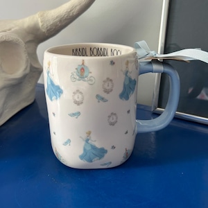 Taza de Rae Dunn Disney con reloj, carroza de calabaza, Cenicienta, pájaros, zapatilla de cristal, Bibbidi Bobbidi Boo