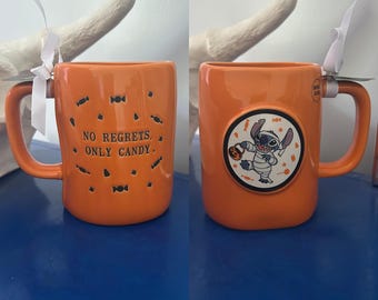 Taza de doble cara de Rae Dunn Disney Lilo & Stitch "Truco o trato" Stitch "Sin arrepentimientos, solo dulces"