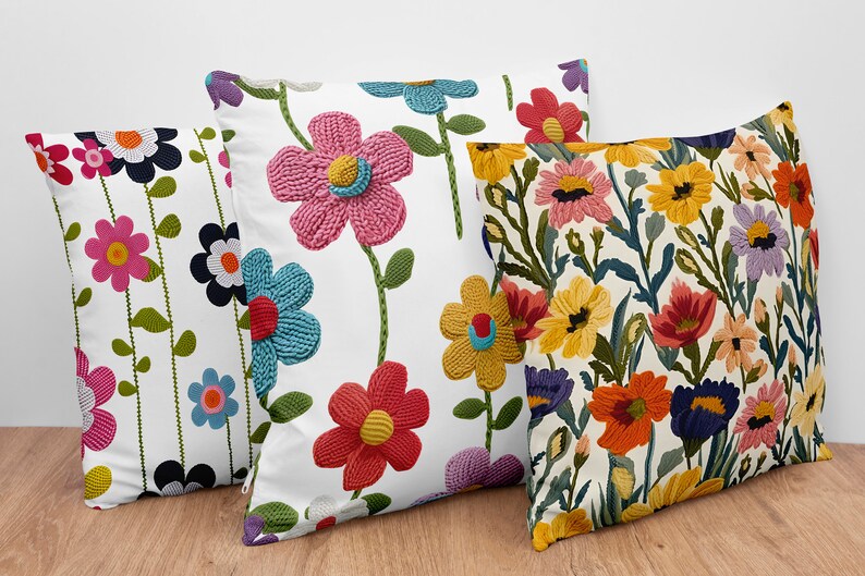 Pu&ograve; includere: Tre cuscini decorativi con motivi floreali. I cuscini sono bianchi con fiori ricamati colorati. Un cuscino ha un motivo floreale pi&ugrave; astratto con una variet&agrave; di colori.
