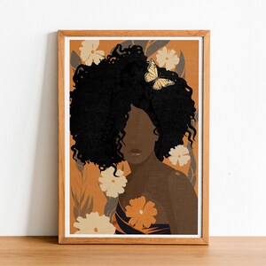 Pu&ograve; includere: Un'illustrazione digitale di una donna con la pelle marrone scuro e capelli neri ricci. Indossa un vestito con stampa floreale e ha una farfalla sui capelli. Lo sfondo &egrave; di colore arancione caldo con fiori bianchi.