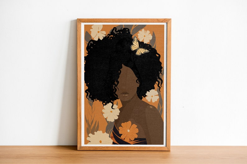 Pu&ograve; includere: Un'illustrazione digitale di una donna con la pelle marrone scuro e capelli neri ricci. Indossa un vestito con stampa floreale e ha una farfalla sui capelli. Lo sfondo &egrave; di colore arancione caldo con fiori bianchi.
