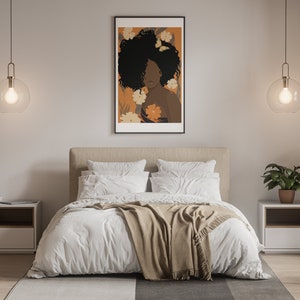 Pu&ograve; includere: Un interno di una camera da letto con un letto bianco, una coperta marrone, due comodini bianchi e una stampa incorniciata di una donna con i capelli afro e fiori su uno sfondo marrone.