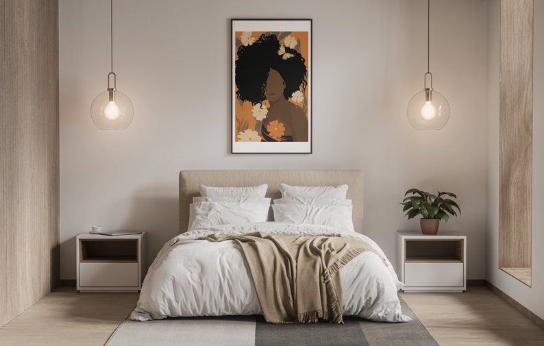 Pu&ograve; includere: Un interno di una camera da letto con un letto bianco, una coperta marrone, due comodini bianchi e una stampa incorniciata di una donna con i capelli afro e fiori su uno sfondo marrone.