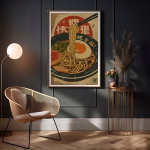 K&ouml;nnte beinhalten: Ein Vintage-Poster mit einer Sch&uuml;ssel Ramen-Nudeln mit einem Ei, Fr&uuml;hlingszwiebeln und Fleisch. Das Poster enth&auml;lt japanischen Text, der "休暇" und "値段" lautet.