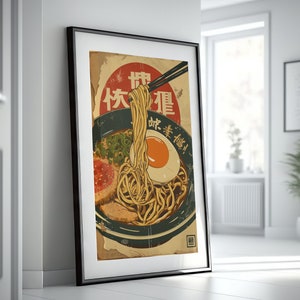 K&ouml;nnte beinhalten: Ein Vintage-Poster mit einer Sch&uuml;ssel Ramen-Nudeln mit einem Ei, Fr&uuml;hlingszwiebeln und Fleisch. Das Poster hat japanischen Text, der "Scharfes Ramen" lautet und ist in Schwarz gerahmt.