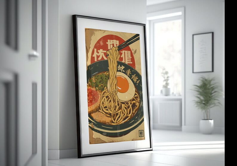 K&ouml;nnte beinhalten: Ein Vintage-Poster mit einer Sch&uuml;ssel Ramen-Nudeln mit einem Ei, Fr&uuml;hlingszwiebeln und Fleisch. Das Poster hat japanischen Text, der "Scharfes Ramen" lautet und ist in Schwarz gerahmt.