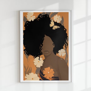 Pu&ograve; includere: Un'illustrazione digitale di una donna con la pelle marrone scuro e capelli neri ricci. Indossa un vestito a fantasia e ha una farfalla sui capelli. Lo sfondo &egrave; di colore arancione caldo con fiori bianchi.