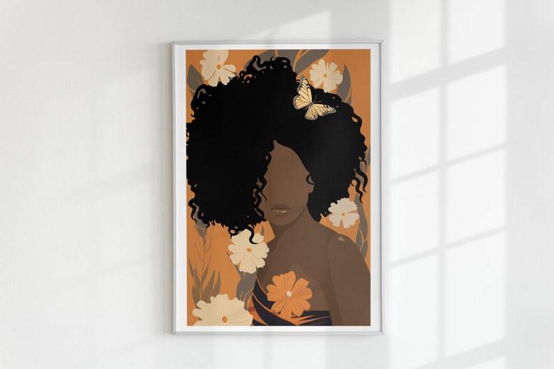 Pu&ograve; includere: Un'illustrazione digitale di una donna con la pelle marrone scuro e capelli neri ricci. Indossa un vestito a fantasia e ha una farfalla sui capelli. Lo sfondo &egrave; di colore arancione caldo con fiori bianchi.