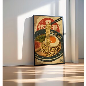 K&ouml;nnte beinhalten: Ein Vintage-Poster mit einer Sch&uuml;ssel Ramen-Nudeln mit einem Ei und Fr&uuml;hlingszwiebeln. Das Poster ist in Japanisch und lautet "Mach eine Pause, iss Ramen!"